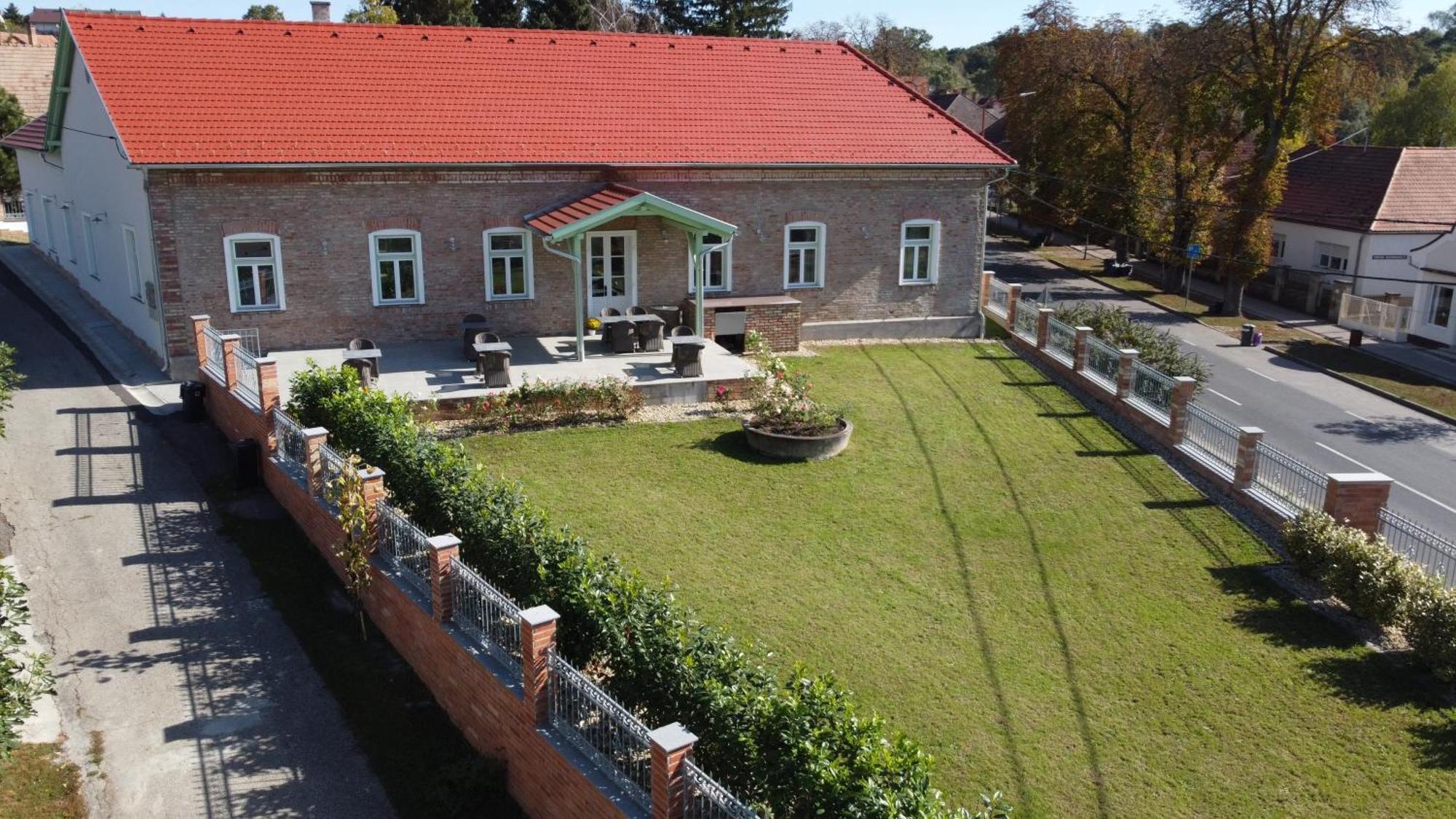 Kira Panzio Bed & Breakfast Lengyeltoti Exterior photo